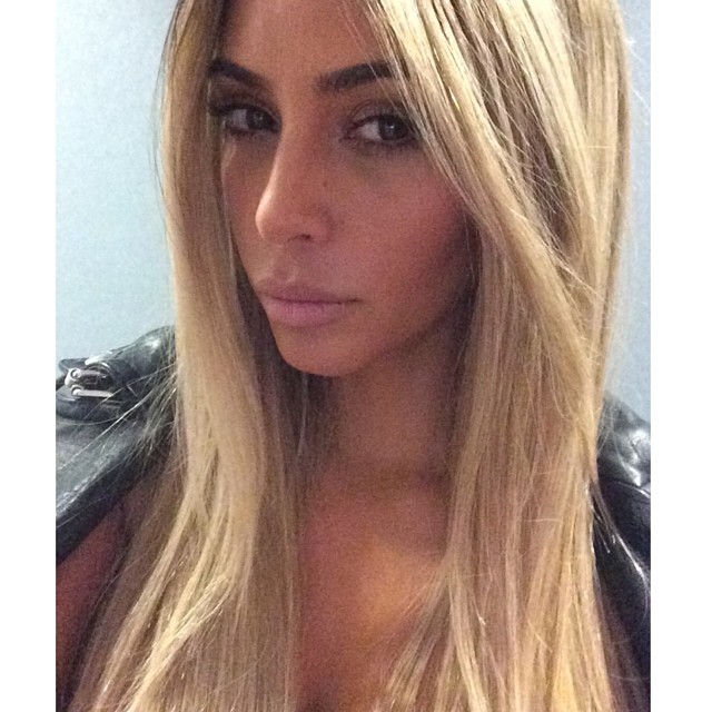 Kim Kardashian devient blonde et danse pour Kanye West