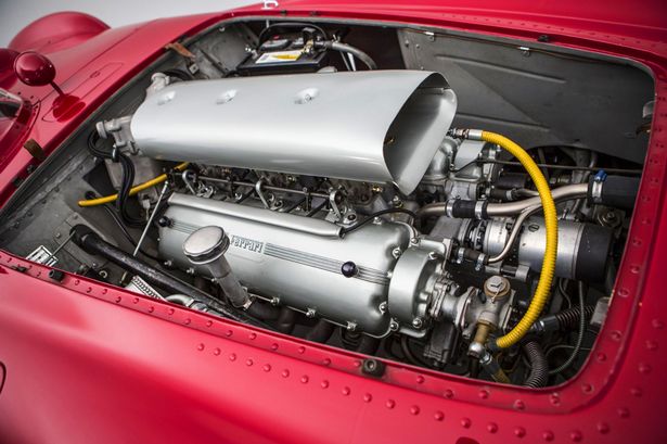 375-Plus Ferrari vue du moteur