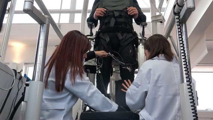 Realite virtuelle des paraplegiques retrouvent la mobilite de leurs muscles