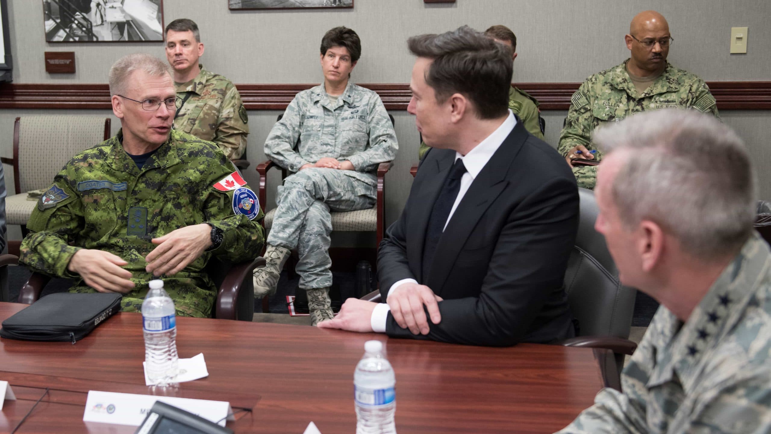 elon musk en réunion avec des militaires