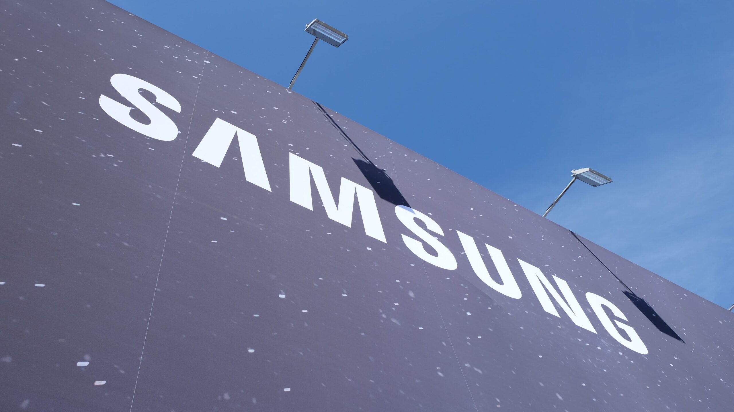 samsung nom de marque affiché sur un mur de batiment