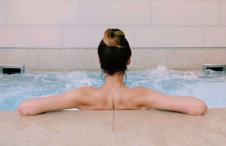 Femme de dos dans un jacuzzi d'un hotel Staycation