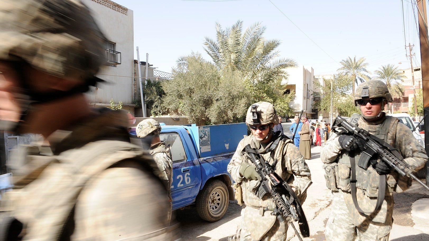 soldats dans la rue