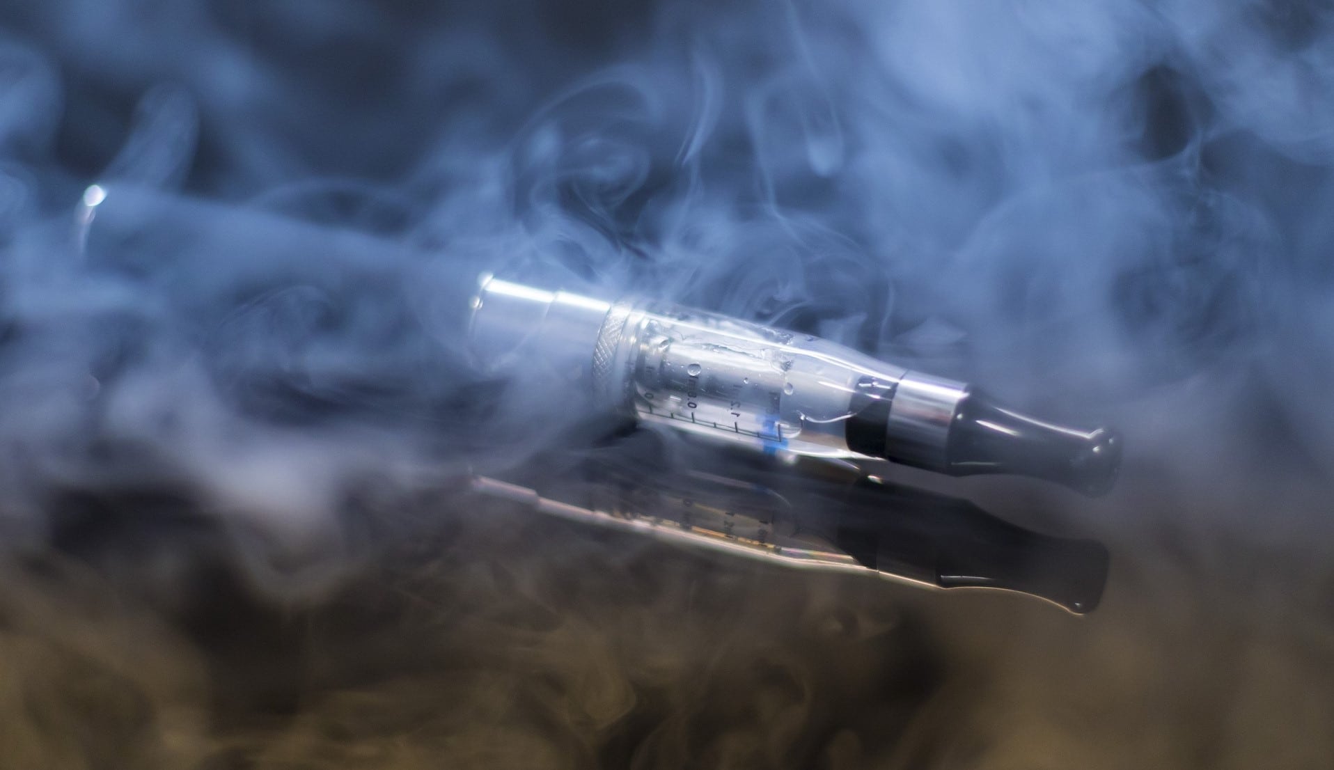 e cigarette avec vapeur autour