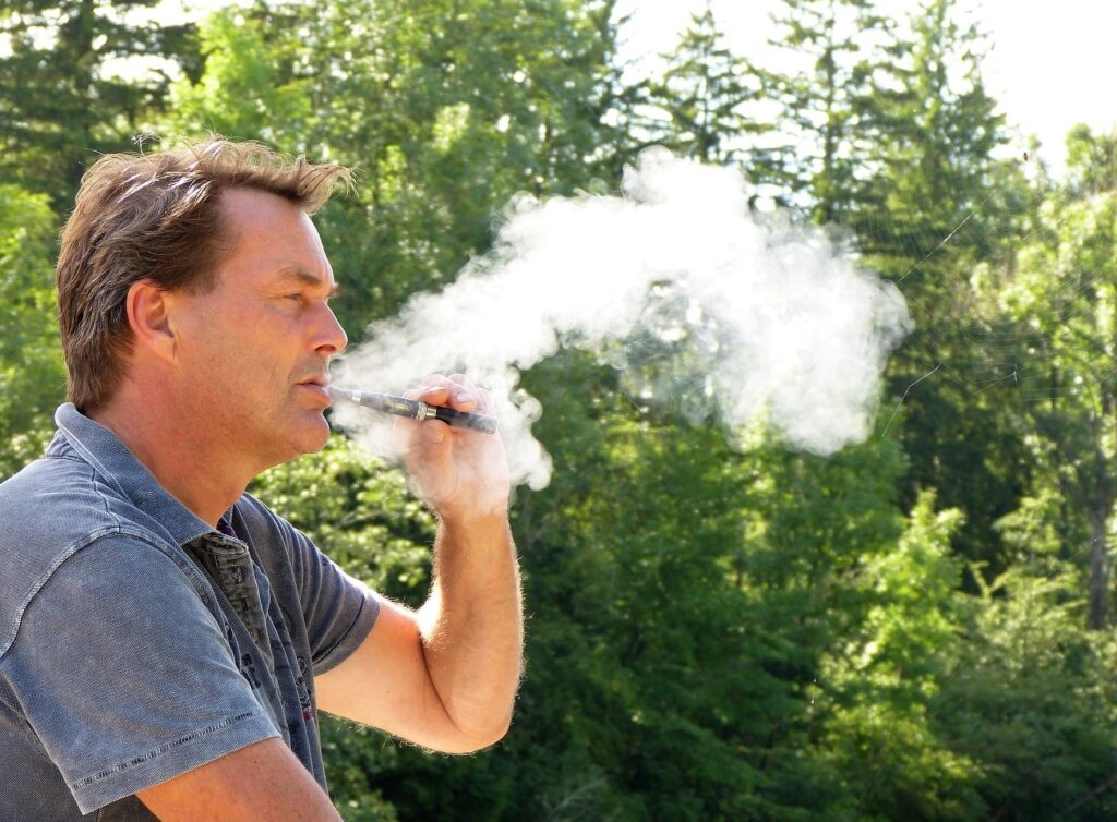 homme utilisant une e-cigarette