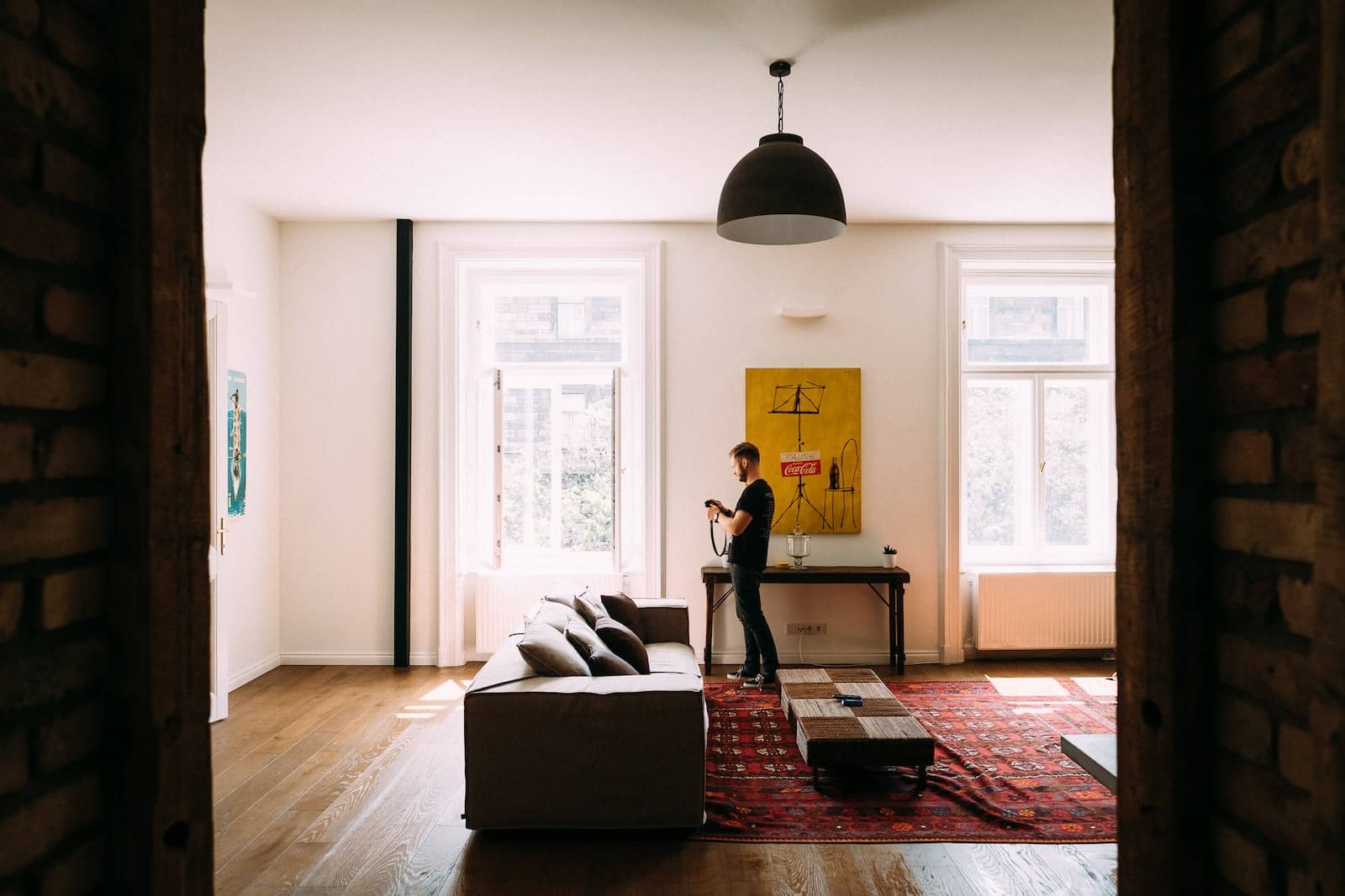 Personne dans son salon, appartement haut sous plafond type parisien