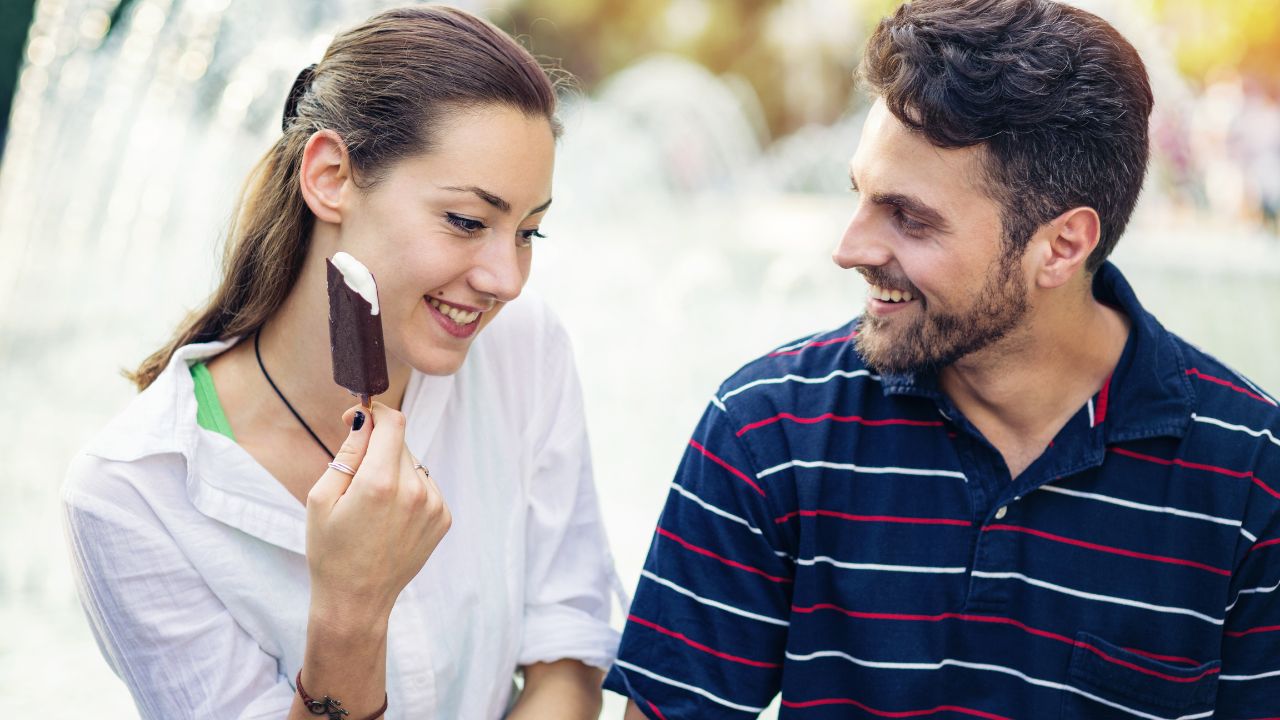 Homme Attiré Par Une Femme Mais Distant Homme troublé par une femme : les 10 signes typiques !