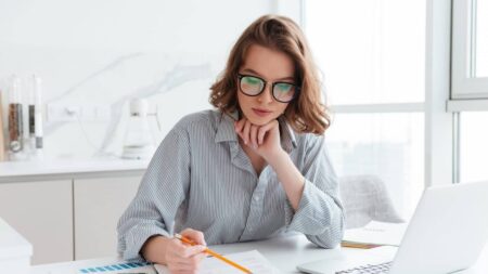 jeune femme rester concentré (1)