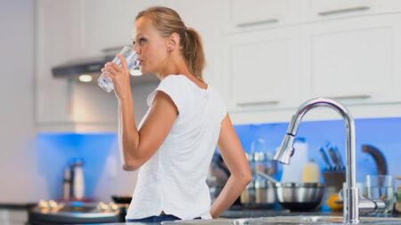 raisons d'installer un purificateur d'eau chez vous