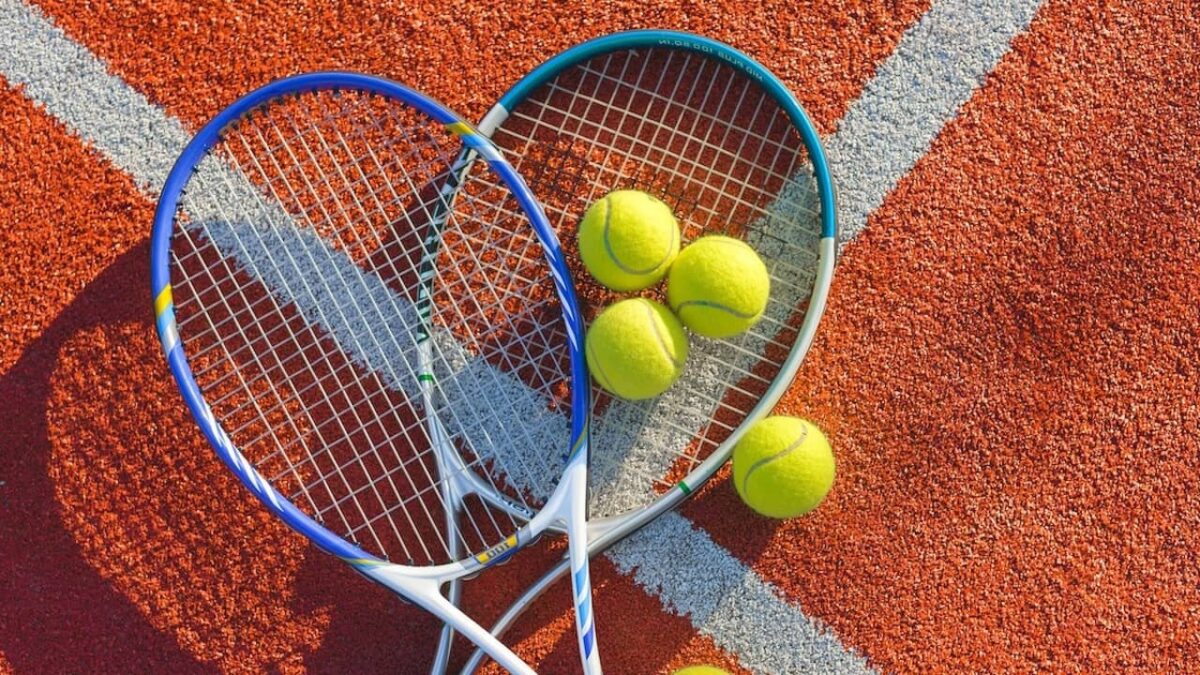 Livre Ancien : Une Saison De Raquette De Tennis - 1982