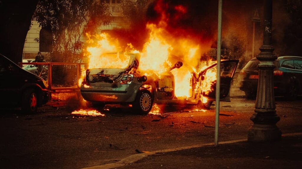 voiture incendiée durant une émeute (1)