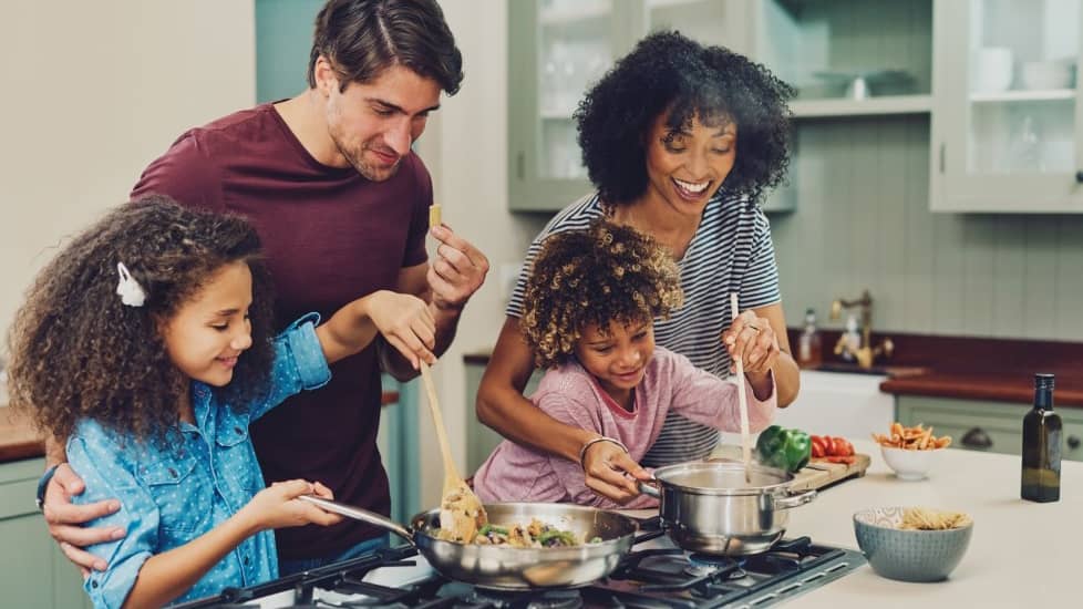 famille qui cuisine ensemble