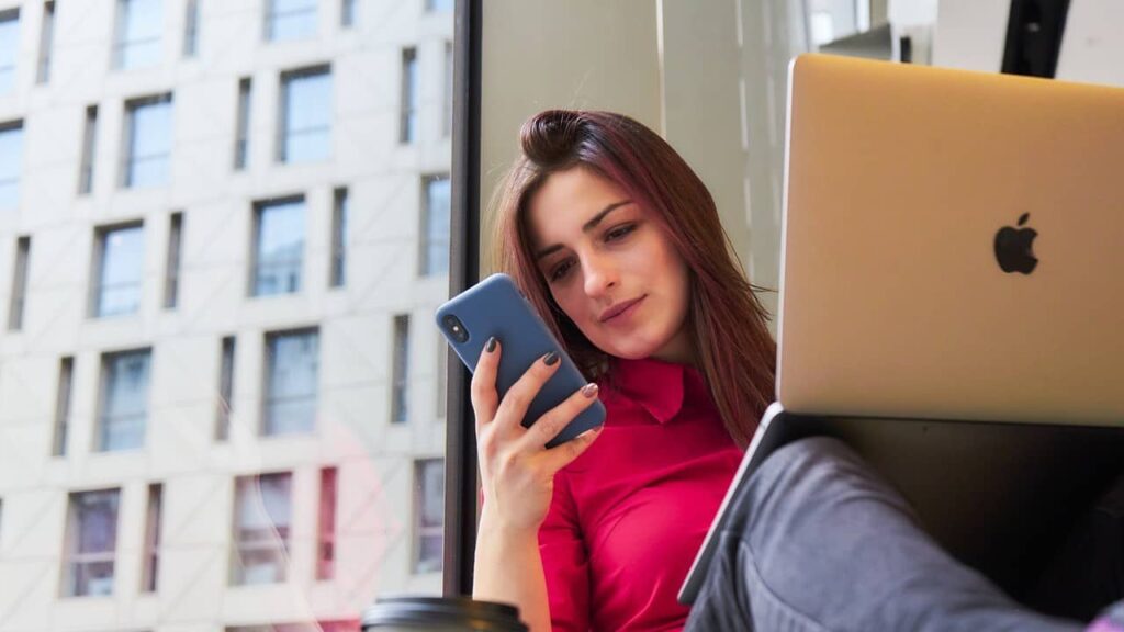 travail-à-domicile-distraction-smartphone (1)