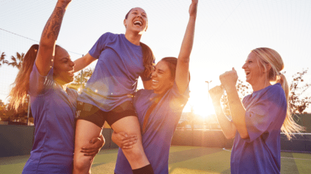 Au cours de l'année 2023, le monde du sport féminin a été le théâtre de bouleversements majeurs, tant sur le terrain qu'en coulisses. Des avancées notables dans la participation et la médiatisation ont été enregistrées, mais des défis cruciaux, tels que l'égalité salariale, subsistent. Zoom sur l'évolution et les enjeux du sport féminin au cours de cette année marquante. L'essor du sport féminin : une réalité palpable Avancées sur le plan de la pratique L'année 2023 a été marquée par une augmentation significative de la participation des femmes aux activités sportives, tant en France que dans le monde entier. En France, on observe une croissance impressionnante de 8 points entre 2018 et 2023, où 71 % des femmes déclarent pratiquer occasionnellement une activité sportive. Cette tendance n'est pas unique à la France, car à l'échelle mondiale, les Jeux Olympiques ont vu la participation passer de 25 % en 1984 à 48 % en 2022. Ces chiffres indiquent clairement un changement culturel majeur en faveur du sport féminin. Médiatisation croissante Le sport féminin a également connu un essor significatif sur le plan de la médiatisation en 2023. La Coupe du Monde féminine de football 2023, qui s'est déroulée en France, a été un succès retentissant. Les audiences télévisées ont atteint des niveaux records, et la compétition a fait l'objet d'une couverture médiatique considérable. Cela montre que le public est de plus en plus attiré par le sport féminin, à la fois en tant que spectateurs et en tant que supporters. Les défis persistants Cependant, malgré ces avancées prometteuses, le sport féminin est confronté à des défis majeurs. L'égalité salariale L'un des principaux défis est l'inégalité salariale entre les athlètes hommes et femmes. En France, par exemple, les joueuses de football de l'équipe nationale ne reçoivent que 10 % des revenus de leurs homologues masculins. Cette disparité salariale est un obstacle majeur à l'épanouissement des athlètes féminines et à la reconnaissance de leur talent et de leurs efforts. La visibilité Un autre obstacle majeur réside dans la visibilité limitée du sport féminin. Les compétitions féminines sont souvent moins médiatisées que leurs homologues masculins, ce qui réduit leur attractivité pour les sponsors et les investisseurs. Cette sous-médiatisation limite également les opportunités pour les athlètes féminines de construire leur marque et d'inspirer la prochaine génération. Les solutions et initiatives en cours Pourtant, il existe des solutions et des initiatives visant à surmonter ces défis et à promouvoir le sport féminin. Initiatives en France Le gouvernement français a mis en place diverses mesures pour soutenir le sport féminin. Nous pouvons notamment mentionner la création d'un fonds de soutien dédié, la mise en place d'un label « égalité femmes-hommes » pour les fédérations sportives et des campagnes de sensibilisation. Ces actions visent à encourager la pratique sportive féminine et à lutter contre les inégalités de genre. Engagements mondiaux Au niveau mondial, le monde du sport se mobilise aussi pour promouvoir le sport féminin. La FIFA, par exemple, a annoncé une augmentation de 300 % des primes pour la Coupe du Monde féminine de 2023. Cette décision montre l'engagement de l'instance dirigeante du football mondial envers l'égalité des sexes dans le sport. Lire aussi : Voici 7 moments sportifs qui ont fait vibrer 2023 En 2023, le sport féminin a connu des avancées significatives, tant sur le plan de la pratique que de la médiatisation. Cependant, des défis majeurs, tels que l'égalité salariale et la visibilité, demeurent. Les initiatives gouvernementales et les engagements mondiaux montrent que des progrès sont en cours, mais il reste encore beaucoup de chemin à parcourir pour atteindre une véritable égalité dans le monde du sport féminin.