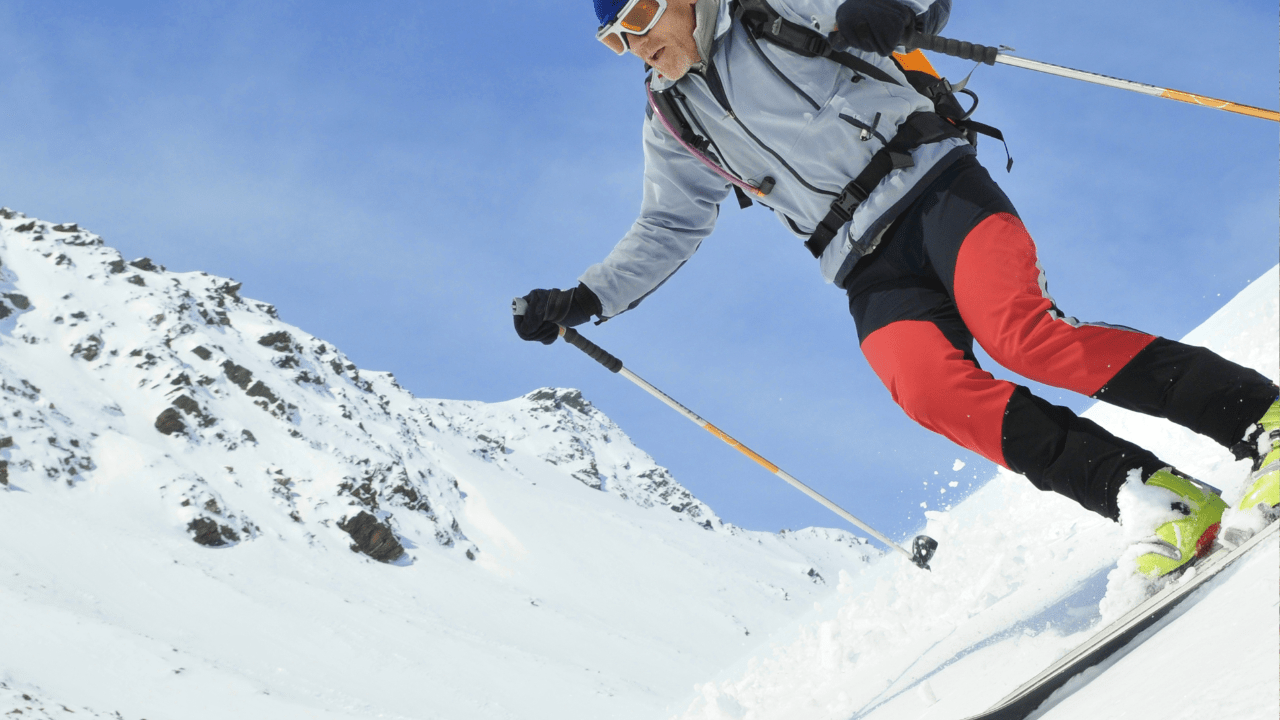 Les sports d'hiver évoquent souvent des images de ski, de snowboard, de patinage et de randonnée en raquettes. Cependant, la scène des sports d'hiver évolue rapidement, et de nouvelles activités passionnantes émergent chaque saison pour combler le fossé entre les amateurs de plein air et les adeptes de sensations fortes. Cette saison, préparez-vous à découvrir un tout nouveau monde de divertissements en montagne. Le snowkite Le snowkite est une fusion exaltante de la planche à neige et de la traction cerf-volant. Les skieurs ou snowboardeurs utilisent une aile de cerf-volant pour être propulsés sur la neige, offrant une sensation de liberté et d'adrénaline inégalée. Vous pouvez sentir la puissance du vent vous soulever dans les airs, tout en explorant les vastes étendues enneigées. Essayez cette discipline en plein essor pour une expérience hivernale unique. Le ski de randonnée Le ski de randonnée est une activité qui gagne en popularité parmi les amateurs de sports d'hiver. Il permet de quitter les pistes balisées pour explorer des zones sauvages et inaccessibles en skiant vers des sommets éloignés. Équipé de fixations spéciales pour monter les pentes, les skieurs peuvent profiter de la tranquillité des montagnes enneigées et admirer des panoramas à couper le souffle. C'est une aventure pour les amoureux de la nature et de la solitude. Lire aussi : Exercices de fitness qui vont vous muscler les fessiers Le fat biking Si vous aimez le vélo, ne laissez pas l'hiver vous arrêter. Le fat biking est une activité passionnante qui consiste à rouler sur des vélos munis de larges pneus conçus pour la neige. Vous pouvez explorer des sentiers enneigés, des forêts ou même des plages glacées tout en brûlant des calories. C'est une excellente manière de rester actif et de profiter de la nature hivernale. Le héliski Si vous êtes un skieur ou un snowboardeur avide de sensations fortes, le héliski est fait pour vous. Cette activité consiste à être déposé par un hélicoptère sur des sommets inaccessibles, où vous pourrez dévaler des pentes vierges et poudreuses. Le héliski offre une expérience de ski ultime pour les amateurs de descentes hors-piste. Quels sont les avantages des sports d’hiver sur la santé ? Les sports d'hiver ne sont pas seulement amusants, ils ont également de nombreux avantages pour la santé. Voici une liste de ces avantages : Amélioration de la condition physique Renforcement musculaire : Les activités hivernales telles que le ski, le snowboard et la raquette sollicitent divers groupes musculaires, contribuant ainsi au renforcement de l'ensemble du corps. Endurance cardiovasculaire : Le ski de fond, le snowboard et d'autres activités similaires nécessitent un effort constant, ce qui améliore l'endurance cardiovasculaire. Coordination : Le ski et le snowboard demandent une excellente coordination entre les mouvements du corps, ce qui stimule le système nerveux. Brûlage de calories : Les sports d'hiver sont des activités physiquement exigeantes, ce qui signifie que vous brûlez des calories tout en vous amusant. Par exemple, le ski alpin peut brûler jusqu'à 400 calories par heure. Amélioration de la santé cardiaque Les sports d'hiver favorisent une meilleure circulation sanguine, ce qui contribue à la santé cardiaque. L'altitude en montagne peut également augmenter la production de globules rouges, améliorant ainsi l'oxygénation du sang. Renforcement du système immunitaire : L'exposition à des températures froides peut stimuler le système immunitaire en le rendant plus résistant aux infections. Réduction du stress Être entouré de paysages enneigés et d'air frais peut réduire le stress et améliorer la santé mentale. La pratique de sports d'hiver libère des endorphines, les "hormones du bonheur," qui procurent une sensation de bien-être. Les sports d'hiver ne sont pas seulement une source de plaisir, mais ils offrent également de nombreux avantages pour la santé physique et mentale. Alors, la prochaine fois que vous glisserez sur la neige ou que vous vous aventurerez en montagne, rappelez-vous que vous faites du bien à votre corps et à votre esprit. Lire aussi : Comment reconnaître un bon spot de pêche ? Le guide du débutant !