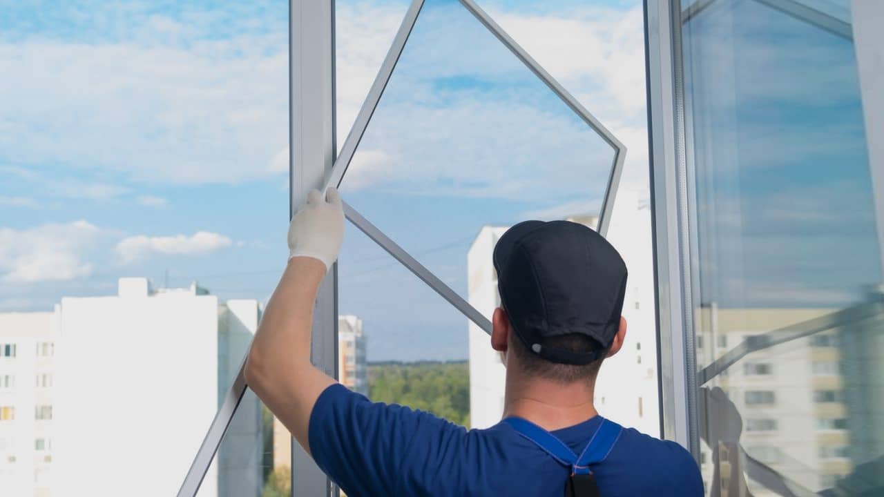 Installer des moustiquaires en bricolage : guide étape par étape pour un travail soigné