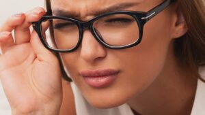 Est-ce normal de voir un peu flou avec des nouvelles lunettes de vue ?