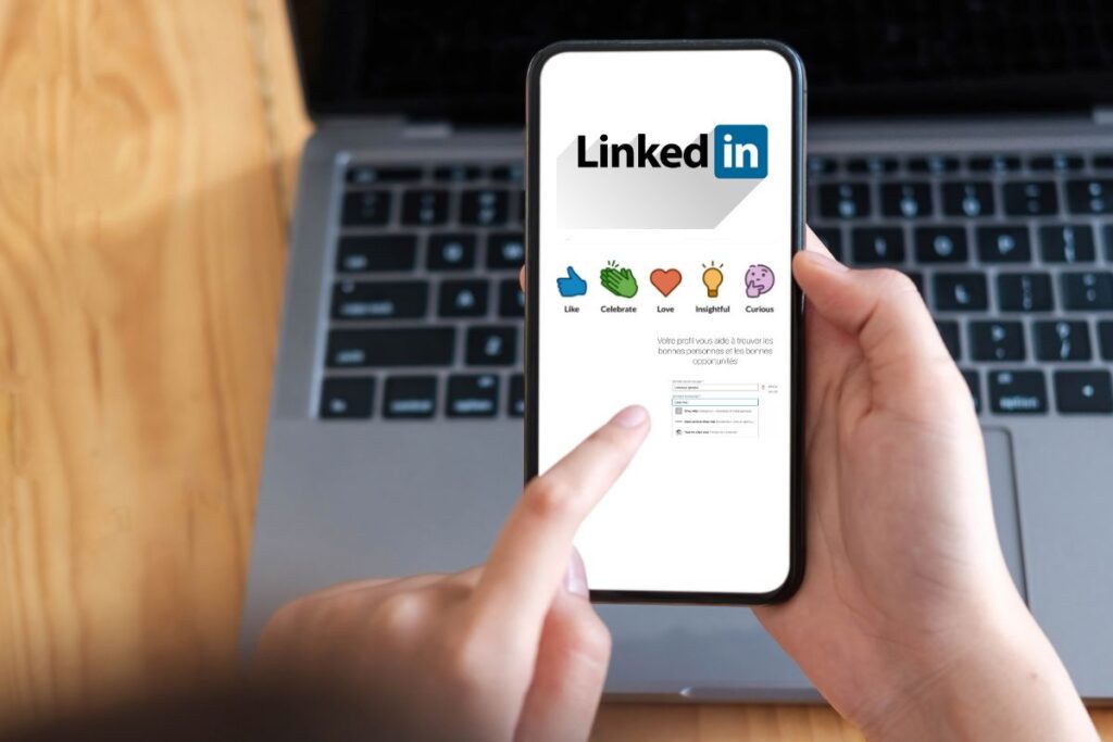 Une personne effectue la création de contenus pertinents sur LinkedIn.