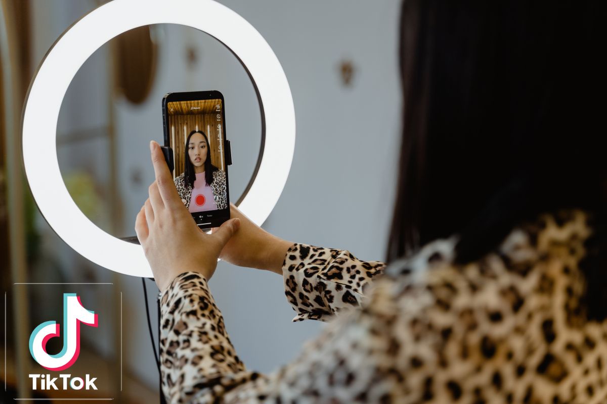 Une professionnelle des réseaux sociaux crée une vidéo virale sur TikTok.
