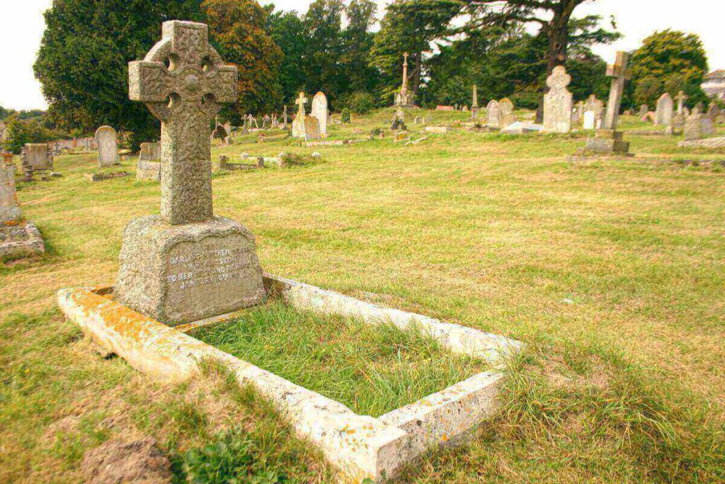 Découverte inattendue d'un gardien de cimetière à Saint-Amand-Montrond