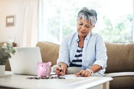 Une femme effectue le point de ses épargnes retraite.