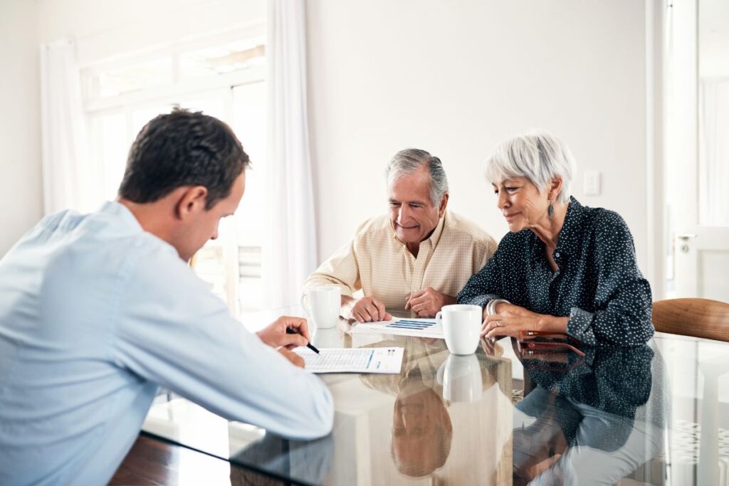 Un couple de retraités, après une bonne planification de sa retraite, fait un point dans sa gestion testamentaire. 