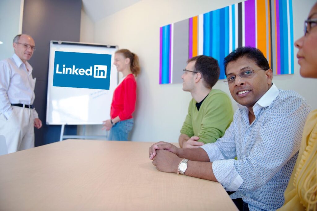 Un groupe de personnes participe à un échange sur comment améliorer son profil LinkedIn. 