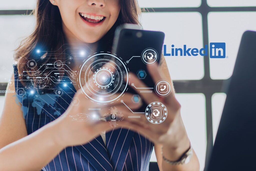 Une femme publie du contenu accrocheur sur LinkedIn. 