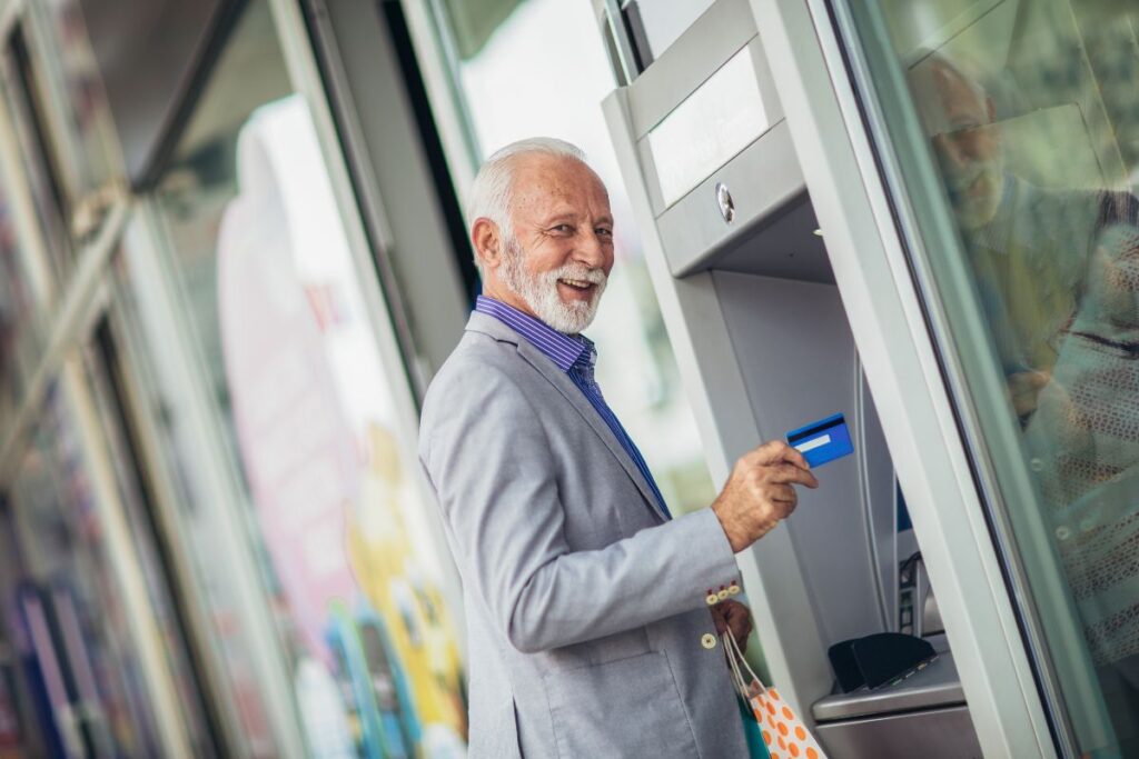 Un retraité découvre les dates cruciales prévues pour le versement des pensions en 2024 et va faire un retrait. 