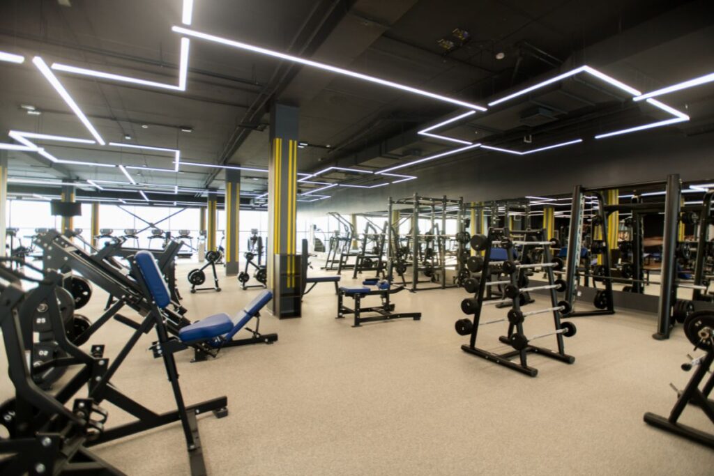 Une salle de sport présentant une gamme assez variée d'équipement et à très bon prix. 