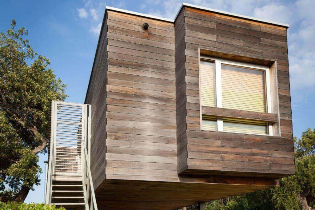 Une maison construite en matériaux durables et écologiques.