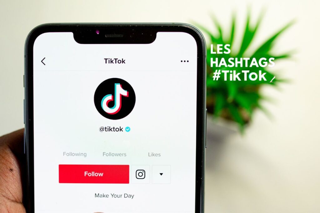 Un homme avec son smartphone en main utilise les hashtags