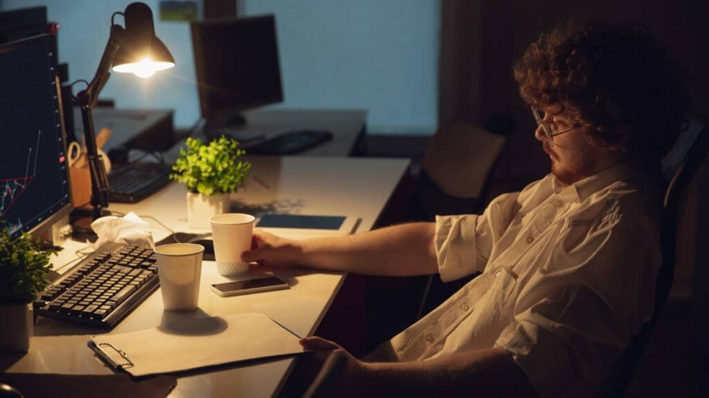 travailler-de-nuit-devant-ordinateur (1)