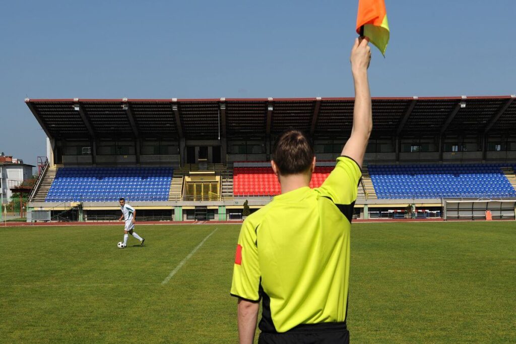 Un arbitre de touche en activité au cours d'un match de football en Bundesliga. 