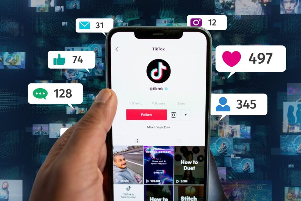 Une personne avec son téléphone en main essaie de bien gérer son compte TikTok.