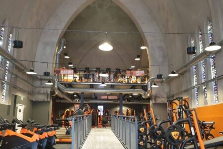 Une chapelle transformée en une salle de musculation à Saint-Hellier