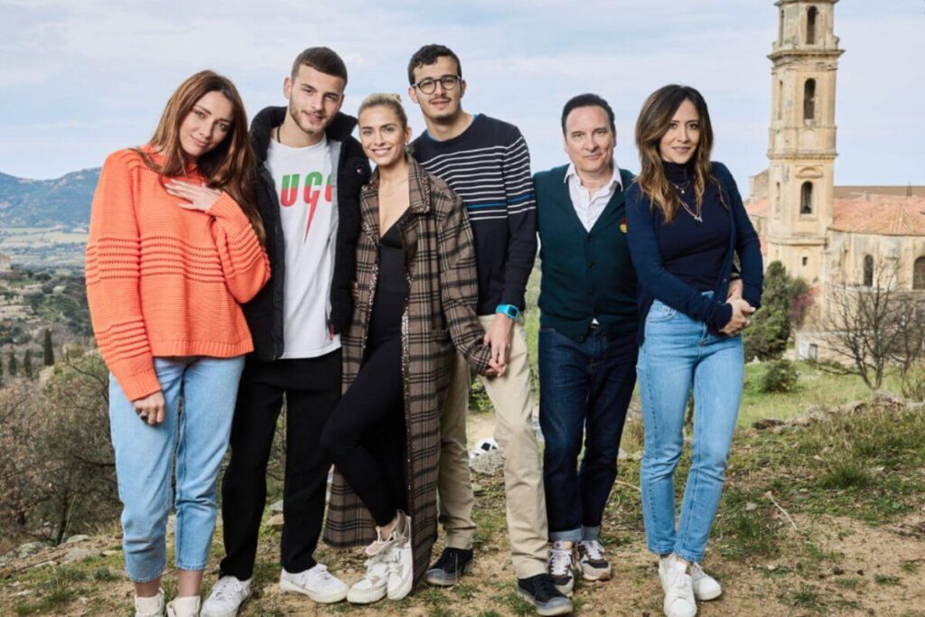 Clara Morgane au monastère avec ses compagnons.
