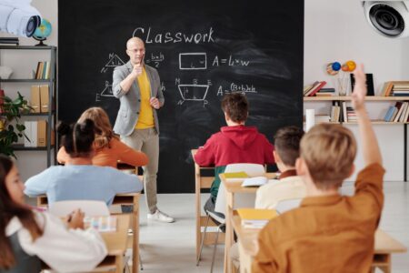 Un prof sous surveillance dans l'exercice de ses fonctions.