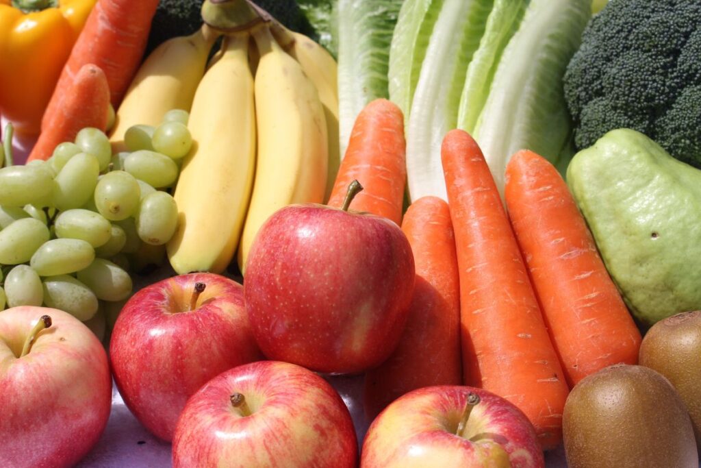Un ensemble de fruits et légumes dont la consommation aide à protéger la peau.
