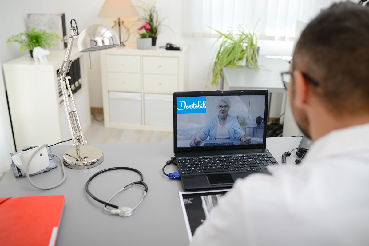 Une patiente reçue en ligne par son médecin via Doctolib malgré la présence croissante de charlatans de la santé sur cette platforme.