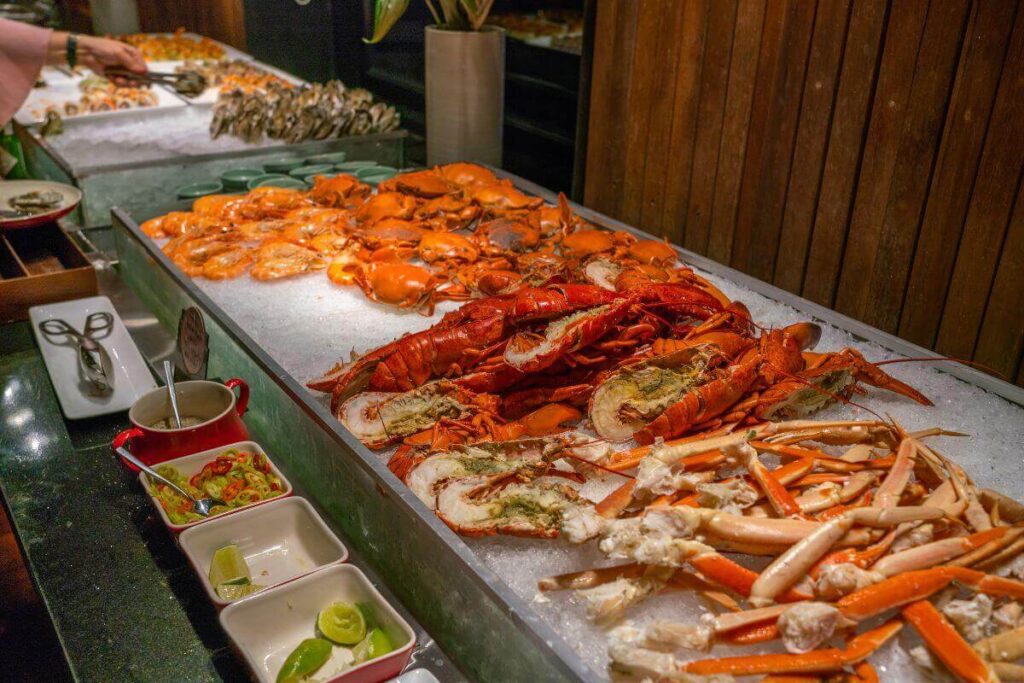 Restaurant folie crabe, où l'on mange couvert, mais sans couverts.
