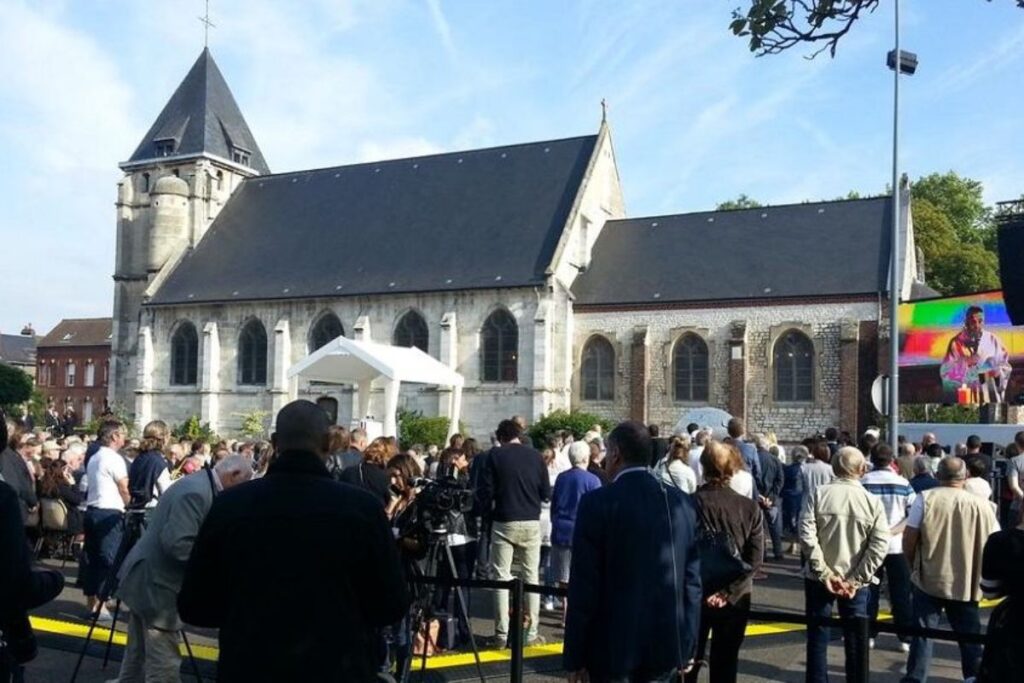 Un prêtre lance un appel à la générosité aux pèlerins pour la concrétisation du projet Halte spirituelle au presbytère