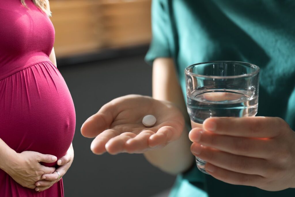 Une femme applique de fausses méthodes risquées pour pratiquer à un avortement