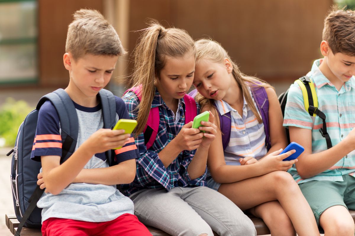 Des apprenants concentrés sur les réseaux sociaux.