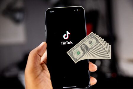 Une personne se faisant une fortune illimitée avec TikTok