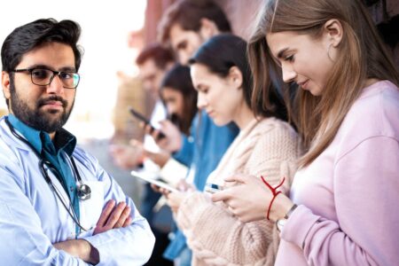 Des jeunes très engagés sur les réseaux sociaux sous le regard d'un médecin.