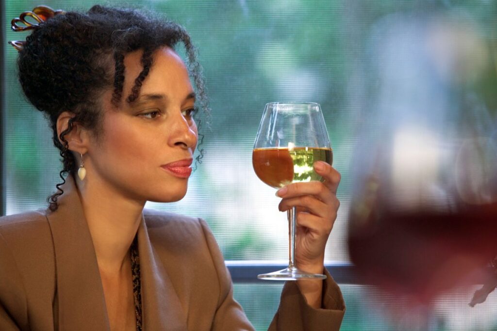 Une femme prenant de l'alcool malgre les risques de cancer de sein