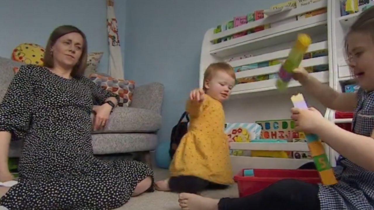 une enfant sourde retrouve l’ouïe