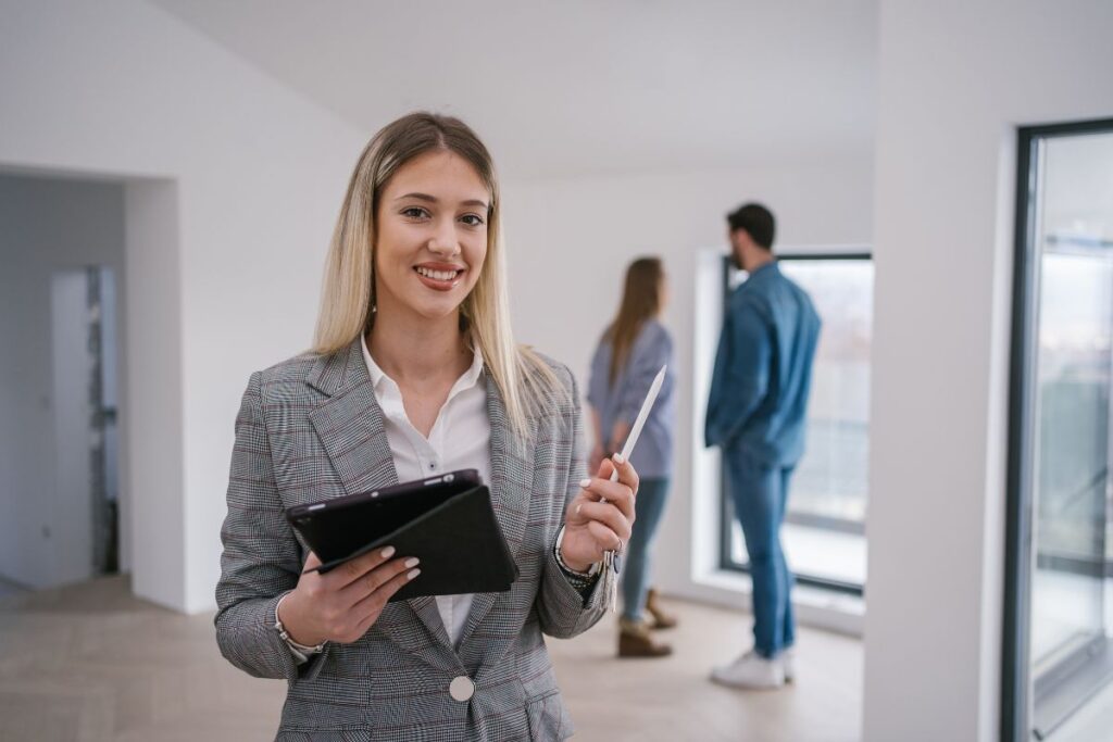 Un agent immobilier fait visiter un appartement à ses clients