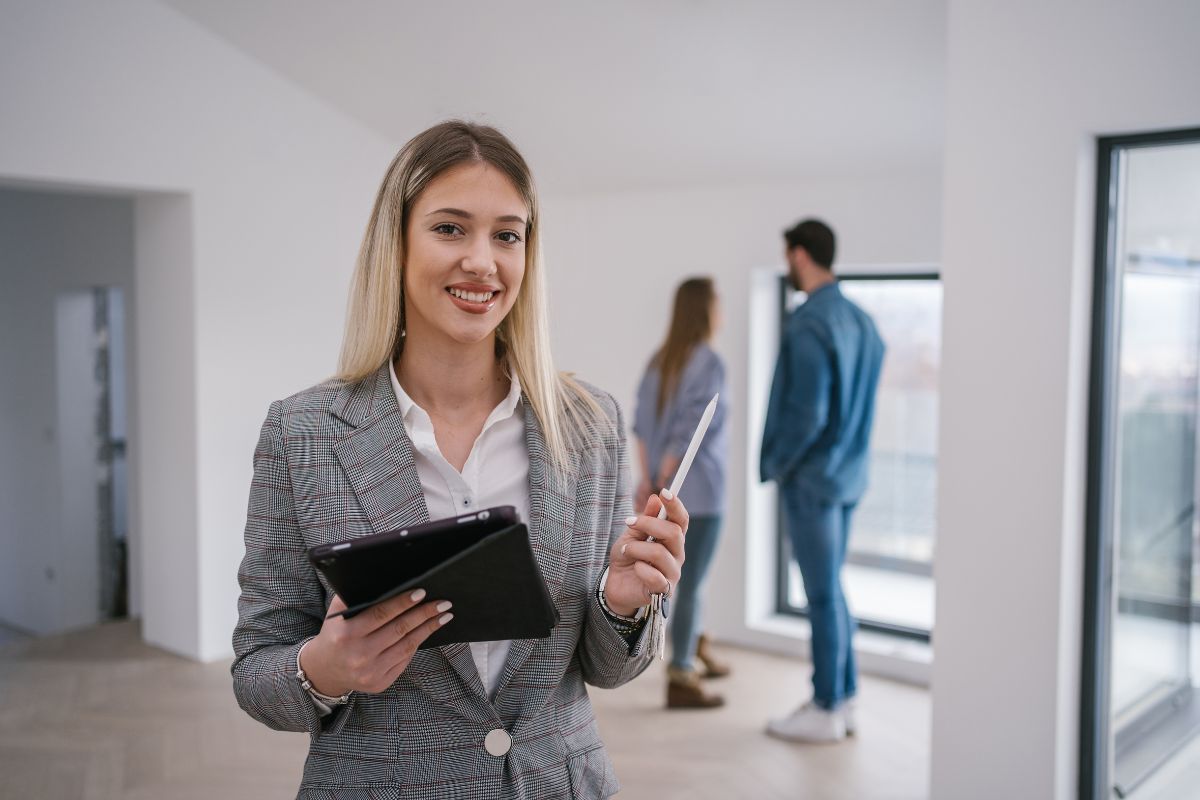 Un agent immobilier fait visiter un appartement à ses clients